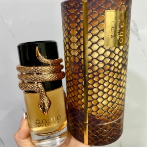 Musamam de Lattafa Perfumes es una fragancia de la familia olfativa Amaderada Aromática para Hombres y Mujeres. Esta fragrancia es nueva. Musamam se lanzó en 2022. Las Notas de Salida son azafrán, mandarina italiana y lavanda; las Notas de Corazón son Amberwood, cedro de Virginia y geranio; las Notas de Fondo son Akigalawood, incienso y ládano.